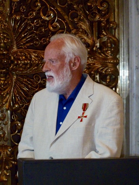 Henning Grossmann mit Bundesverdienstkreuz.jpeg