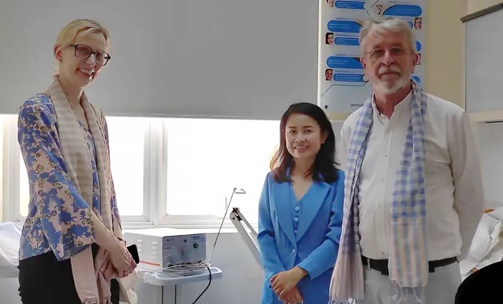 Dr. Friederike Kauer, Dr. Ratanak Thay und Prof. Dr. Christoph Bendick in einer Klinik in Phnom Penh