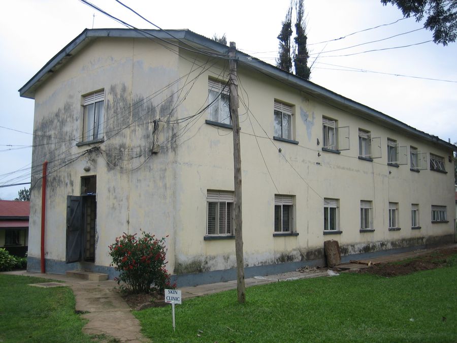 Die von Prof. Dr. Gerold Jäger gegründete Skin-Clinic (untere Etage) — die einzige dermatologische Klinik des Landes